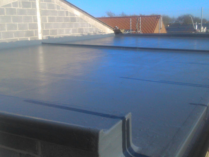 Completely sealed flat roof